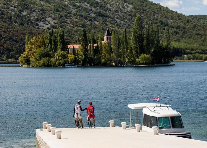 캠프장 Krka Fairytale Village *