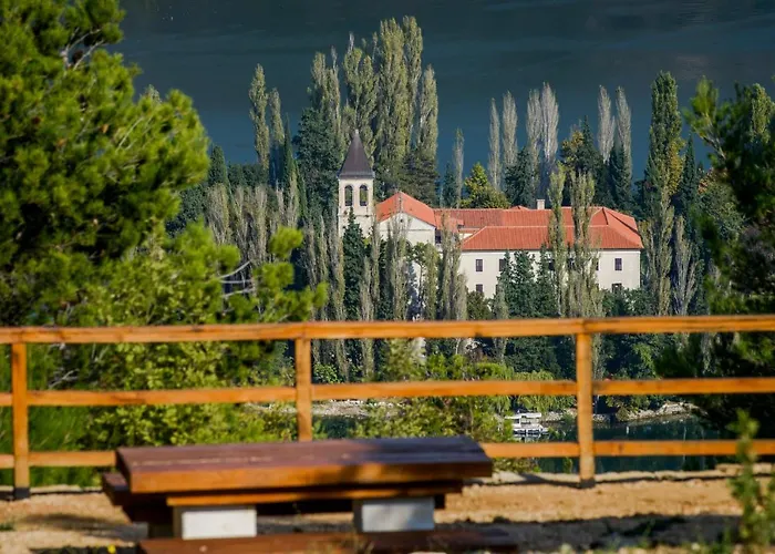 캠프장 Krka Fairytale Village *